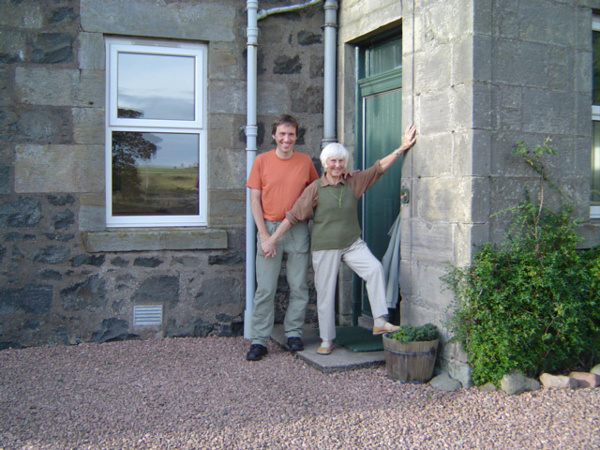 Helmut und Jeanne vor einem Haus in Schottland